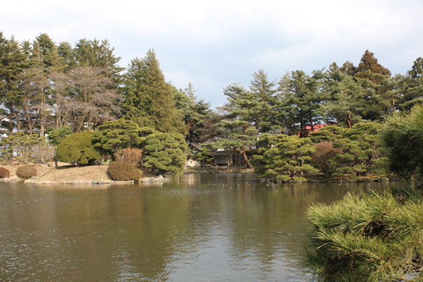 「盛岡市中央公民館」に隣接する日本庭園